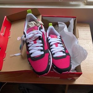 Women size 8 Puma R78